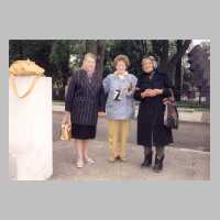 105-1510 Tapiau 1992 - Frau Gronmeyer mit zwei Russinnen.JPG